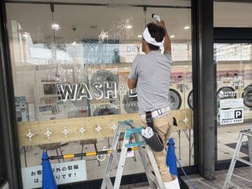 コインランドリーのガラス拭き