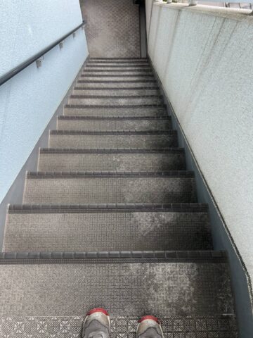 階段の清掃前