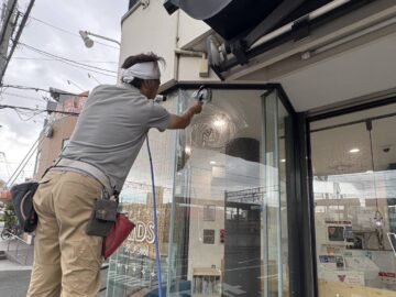 店舗の窓ふき