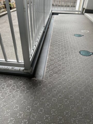 マンションの廊下の掃除前