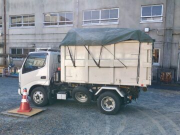 不用品を載せたトラック
