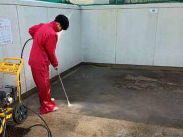 高圧洗浄機で床を清掃